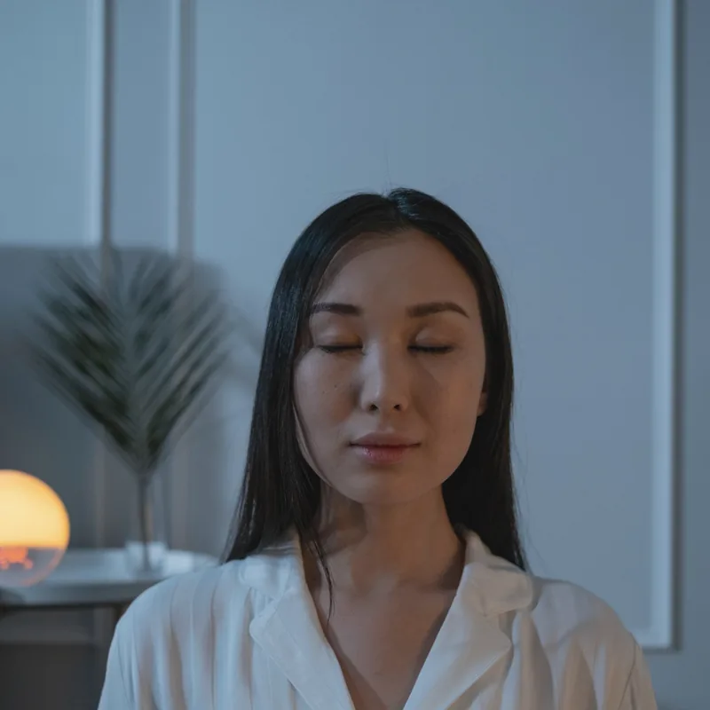 目を閉じて、静かに呼吸をする女性