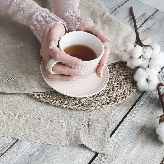 お茶のカップを両手で包む