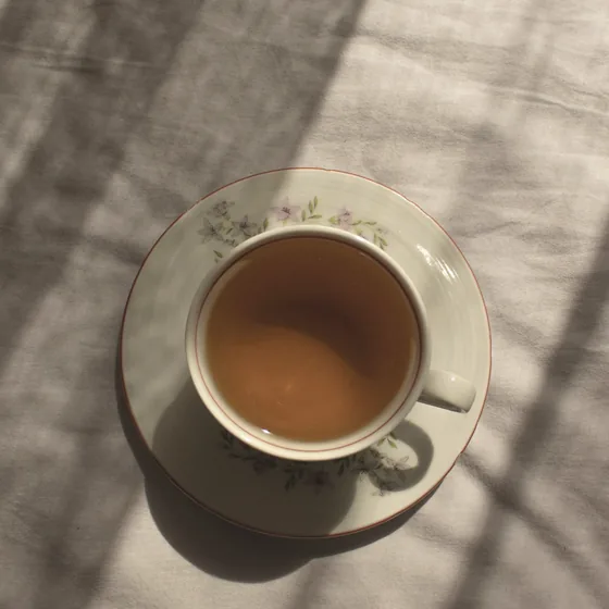 布の影が落ちるお茶のカップ
