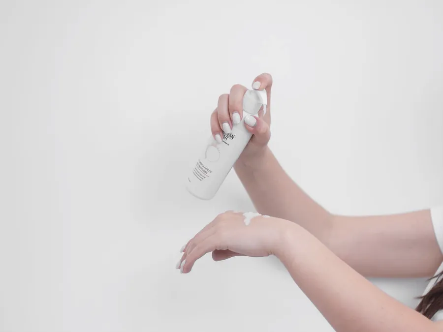 ハンドクリームを手にのばす
