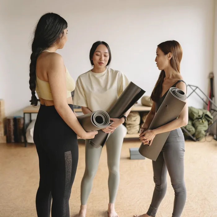 スタジオのマットに3人が座っている
