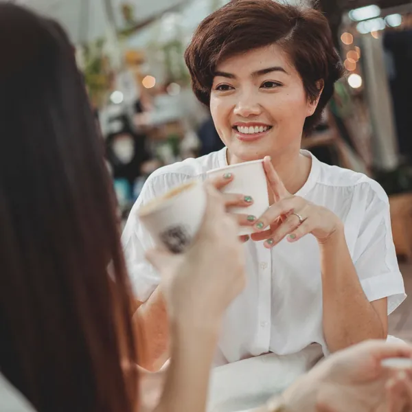 講師がお茶を持って、笑いながら話している