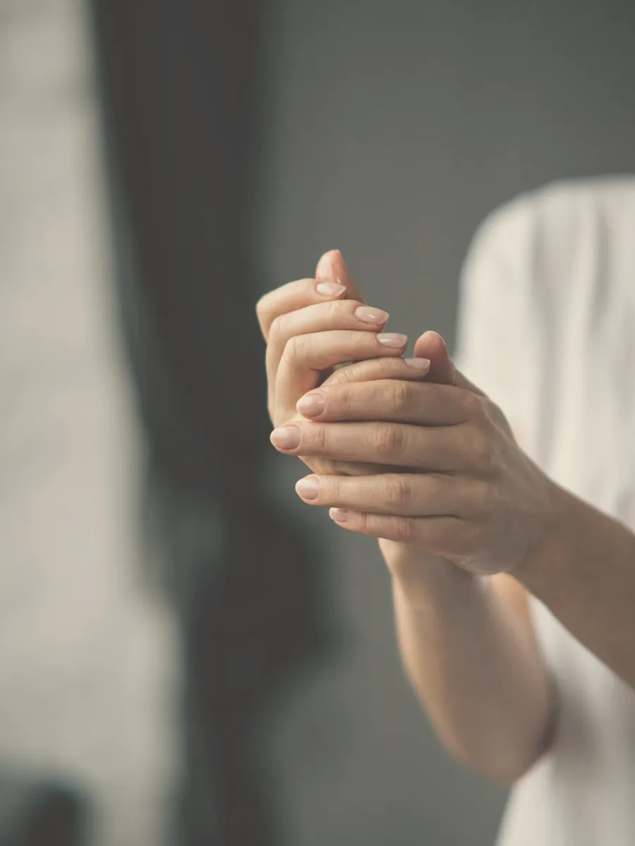 手を重ねる女性のイメージ